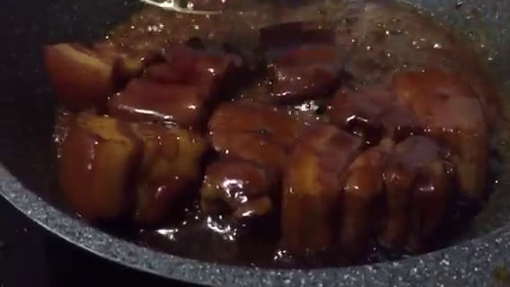 รูปขั้นตอนการทำที่ 4 ของ หมูสามชั้นอบน้ำแดงสูตรเบียร์บ้านหมี 熊家啤酒红烧肉 และเกร็ดน่ารู้
