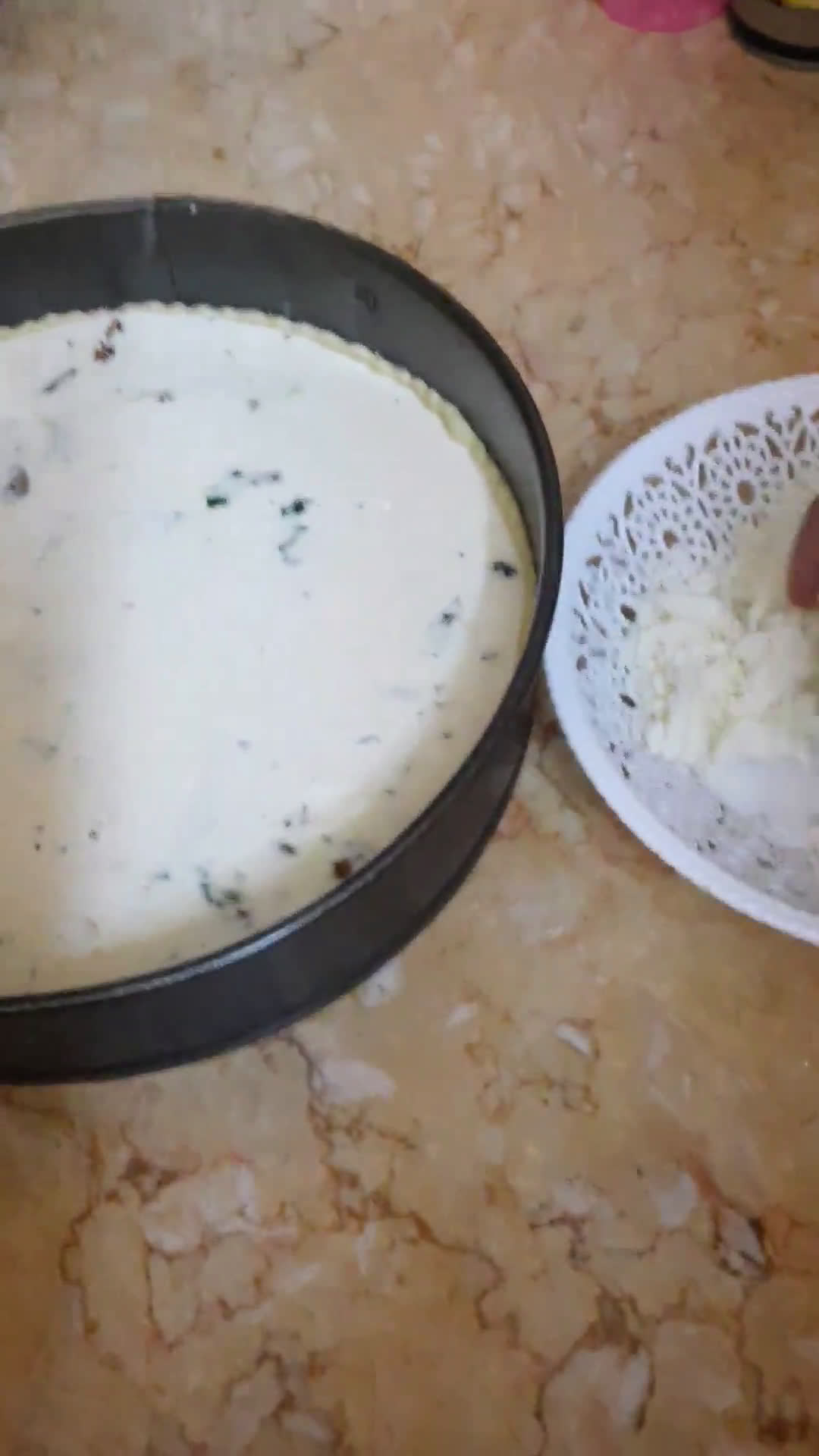 صورة لخطوة 7 من وصفة الكيش بحشوة الدجاج والفطر 🥧🍄