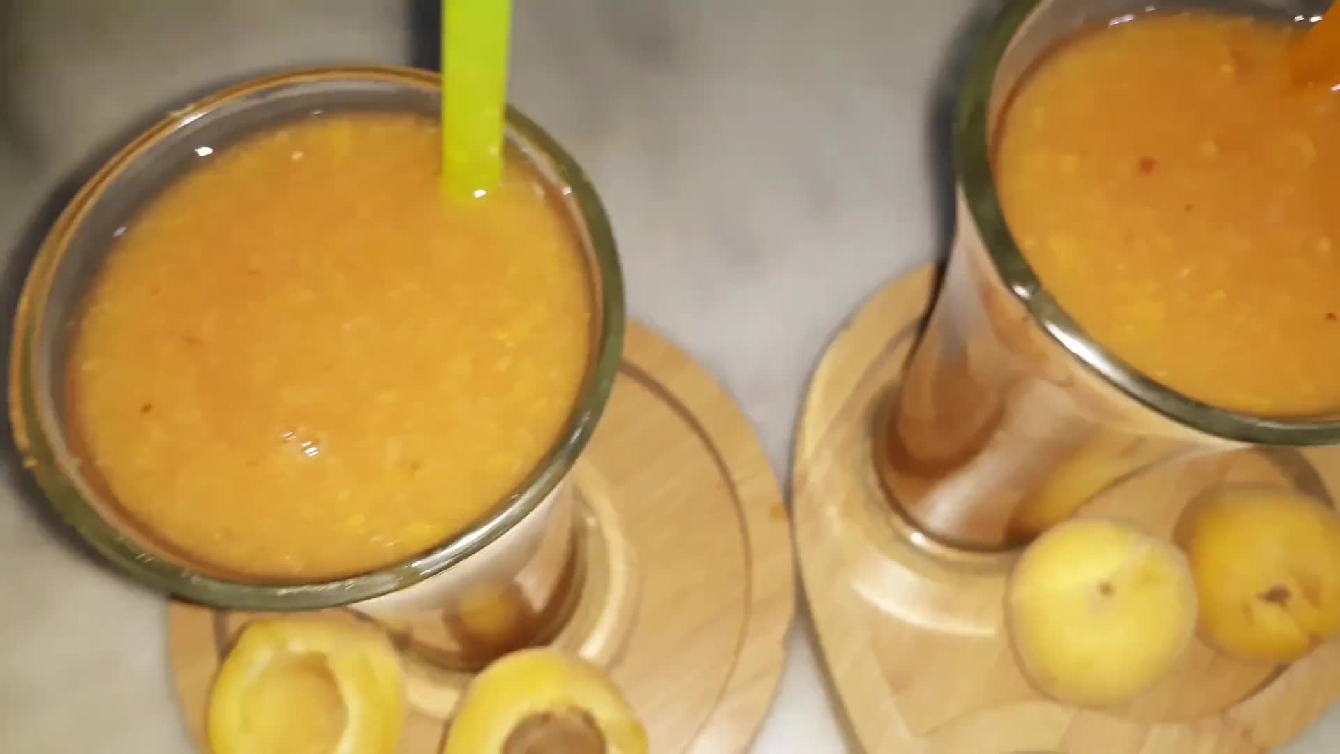 صورة لخطوة 2 من وصفة عصير مشمش وخوخ