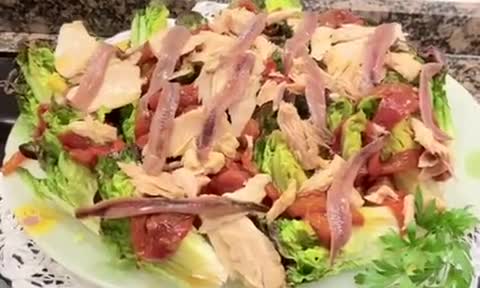 Foto del paso 4 de la receta: Ensalada con cogollos “pie de roble”, atún y anchoas