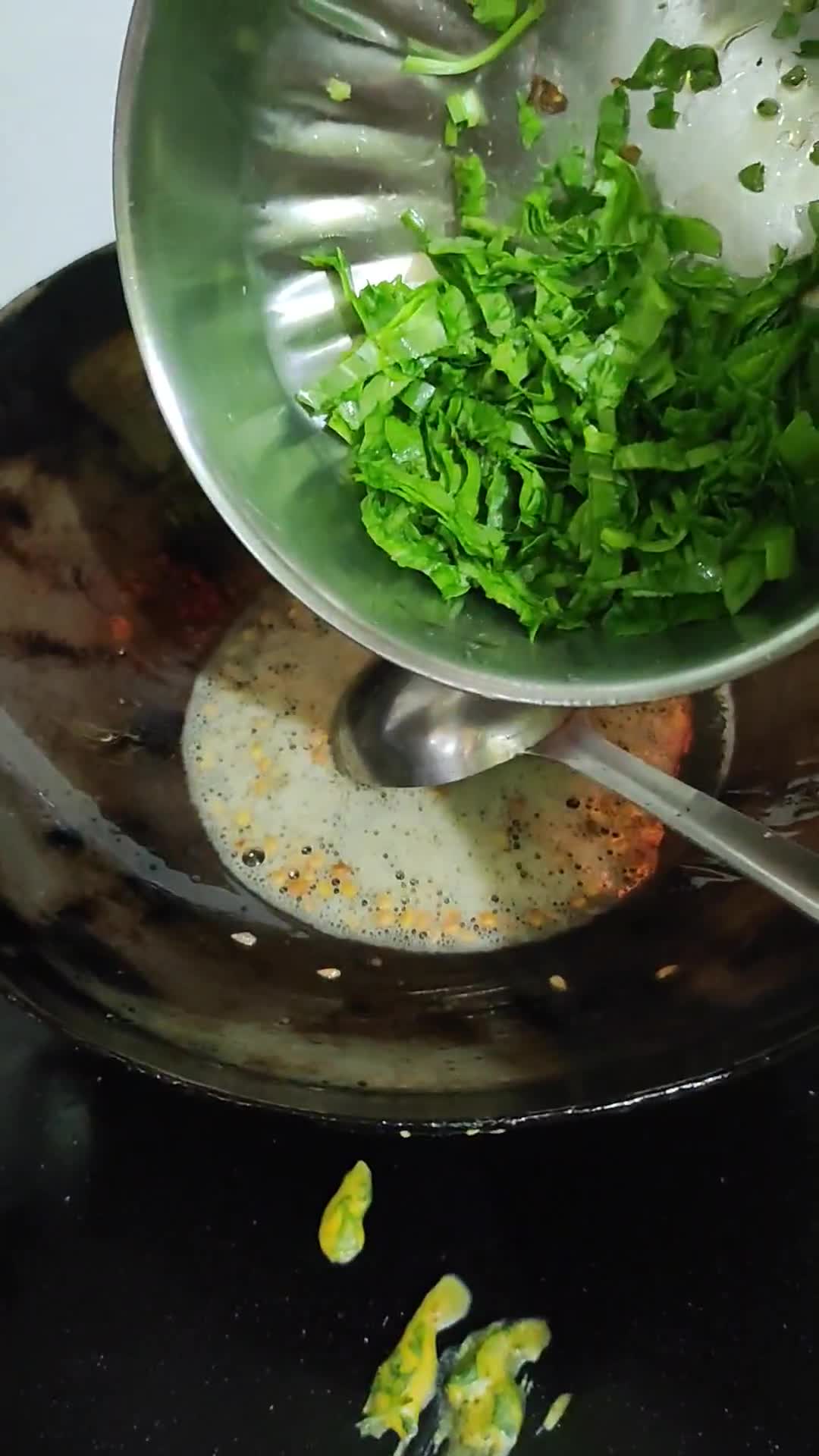 पालक आलू पकौड़ा कढ़ी(palak aloo pakoda kadhi recipe in hindi) रेसिपी चरण 6 फोटो