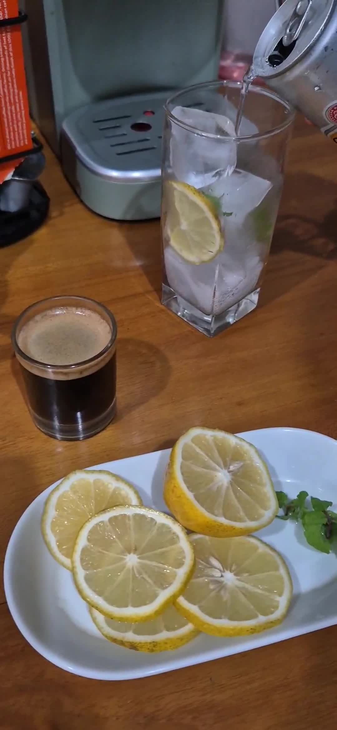 Foto langkah ke 2 dari resep Lemon Sparkling Coffee.
