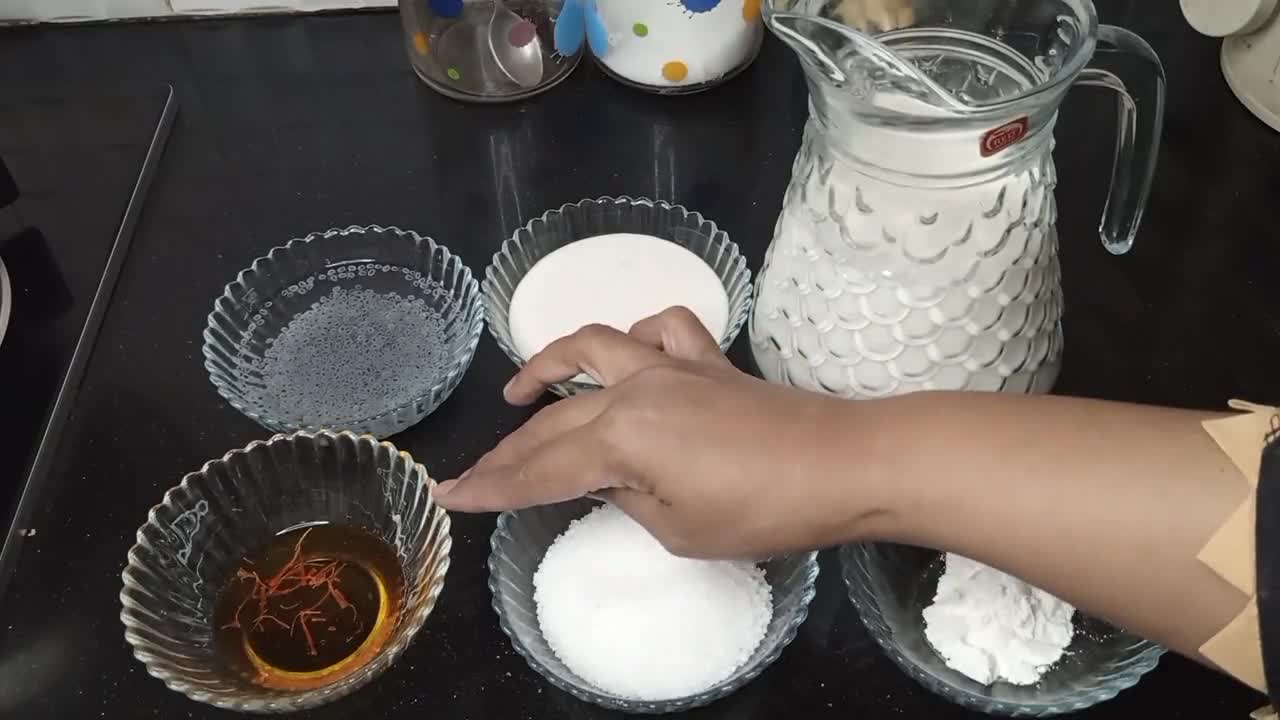 A picture of step 1 of Kesar Badam ka Sarbat.