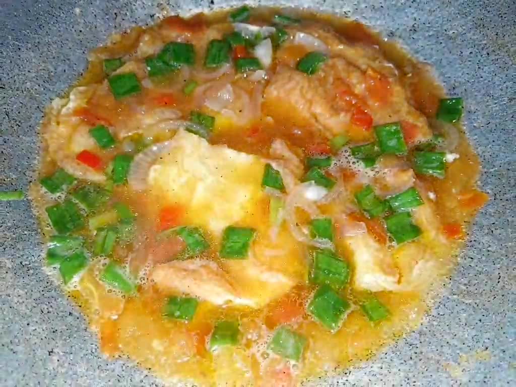 Gambar langkah 2 resipi Sup Tomato Telur Dadar.