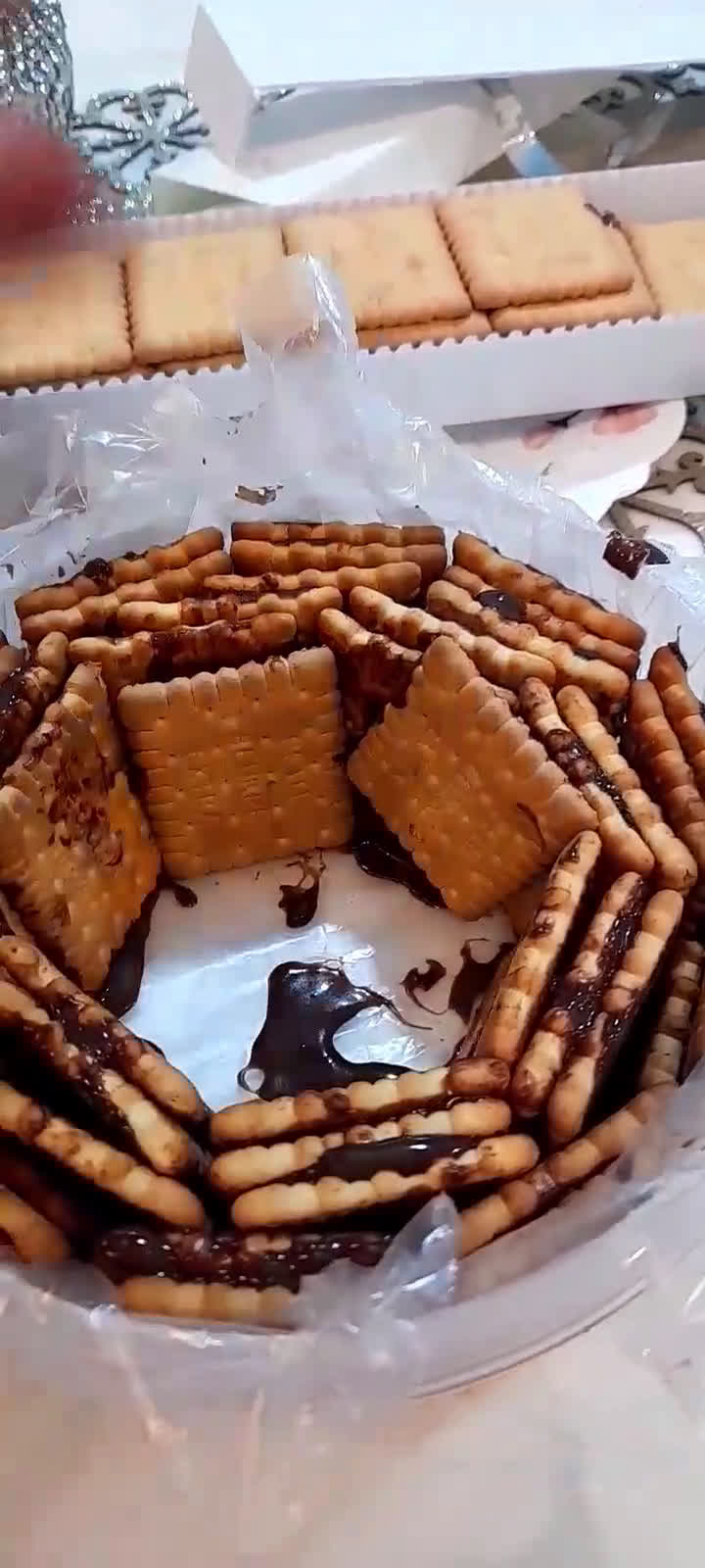 عکس مرحله 2 از دستور کیک یخچالی