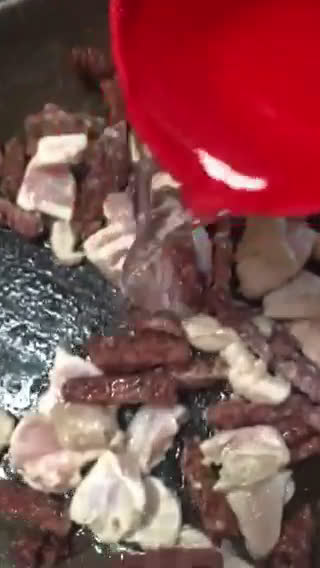 Gambar langkah 2 resipi Chicken & Beef Aglio Olio.