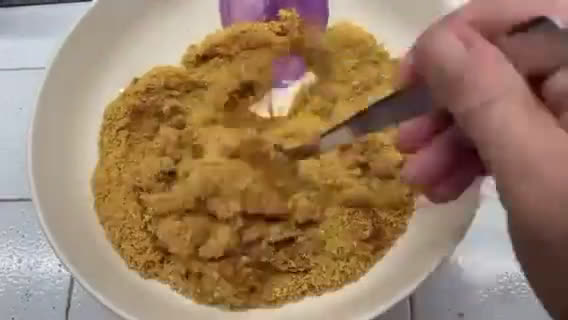 Foto del passaggio 1 della ricetta Cheesecake al basilico, limone e miele con yogurt, pinoli e morette di rovo