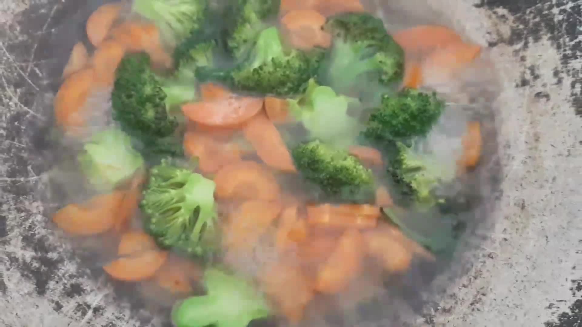 Foto langkah ke 3 dari resep Cah Brokoli Wortel Sosis.