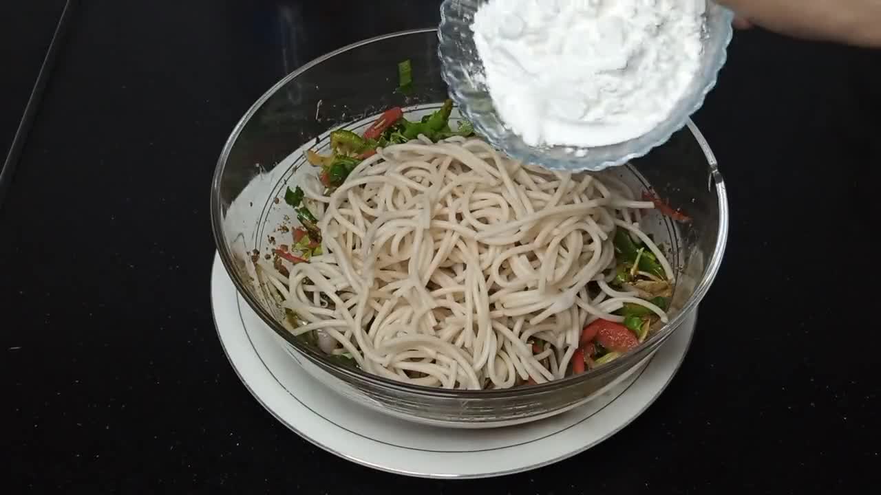 A picture of step 4 of Noodles pakora.