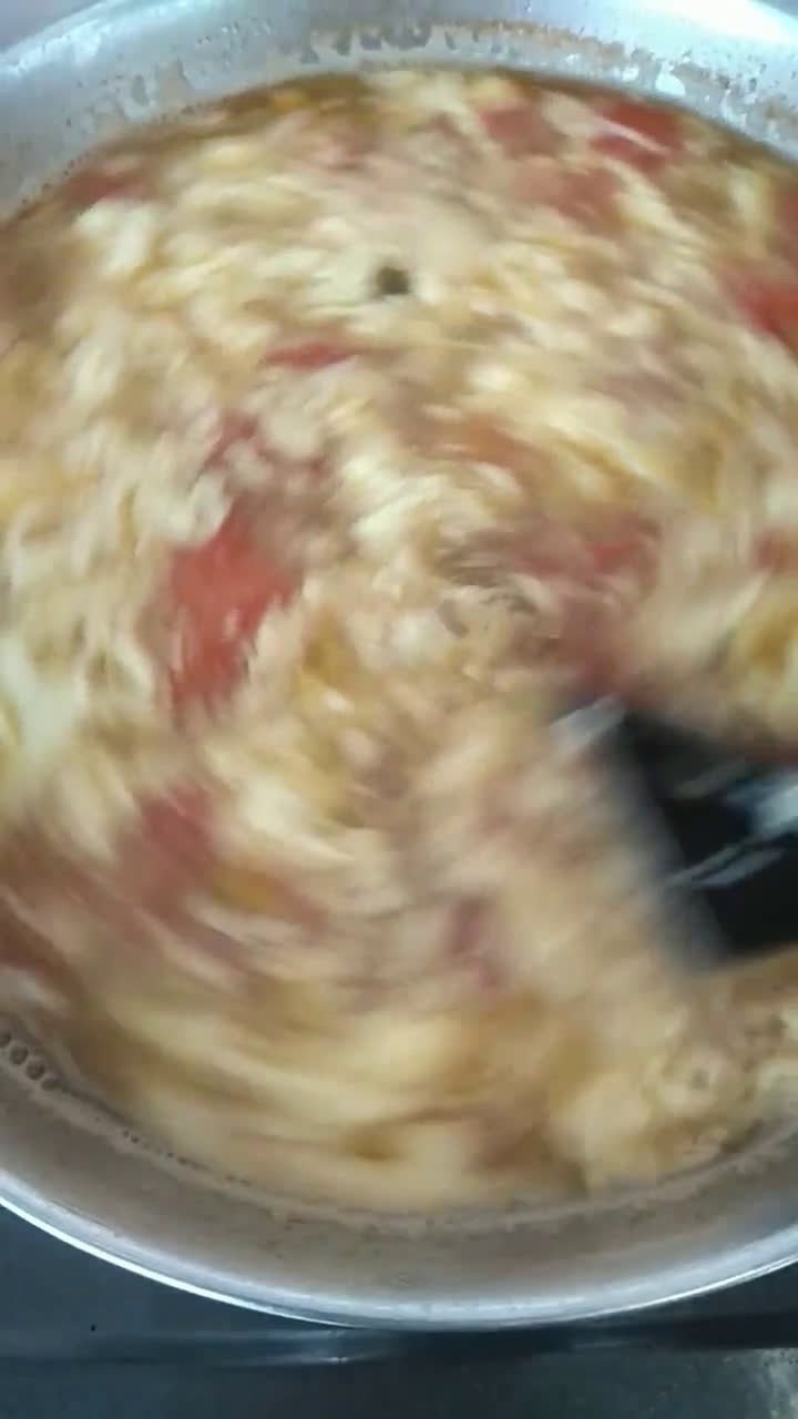 Foto langkah ke 3 dari resep Sup Tomat Telur.