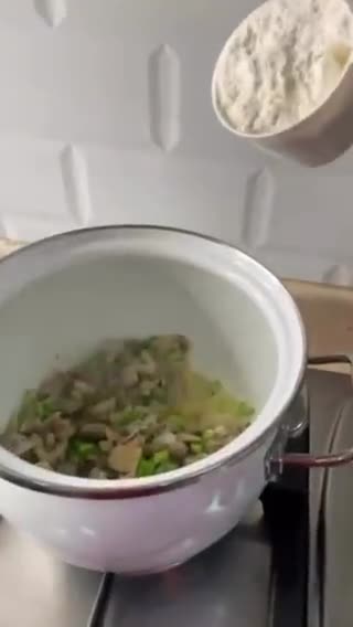 صورة لخطوة 3 من وصفة شوربة الهليون بالمشروم والكريمه