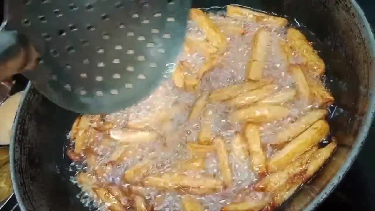 પોટેટો સ્પાઈસી ચીપ્સ (Potato Spicy Chips Recipe In Gujarati) રેસીપી સ્ટેપ3ફોટો