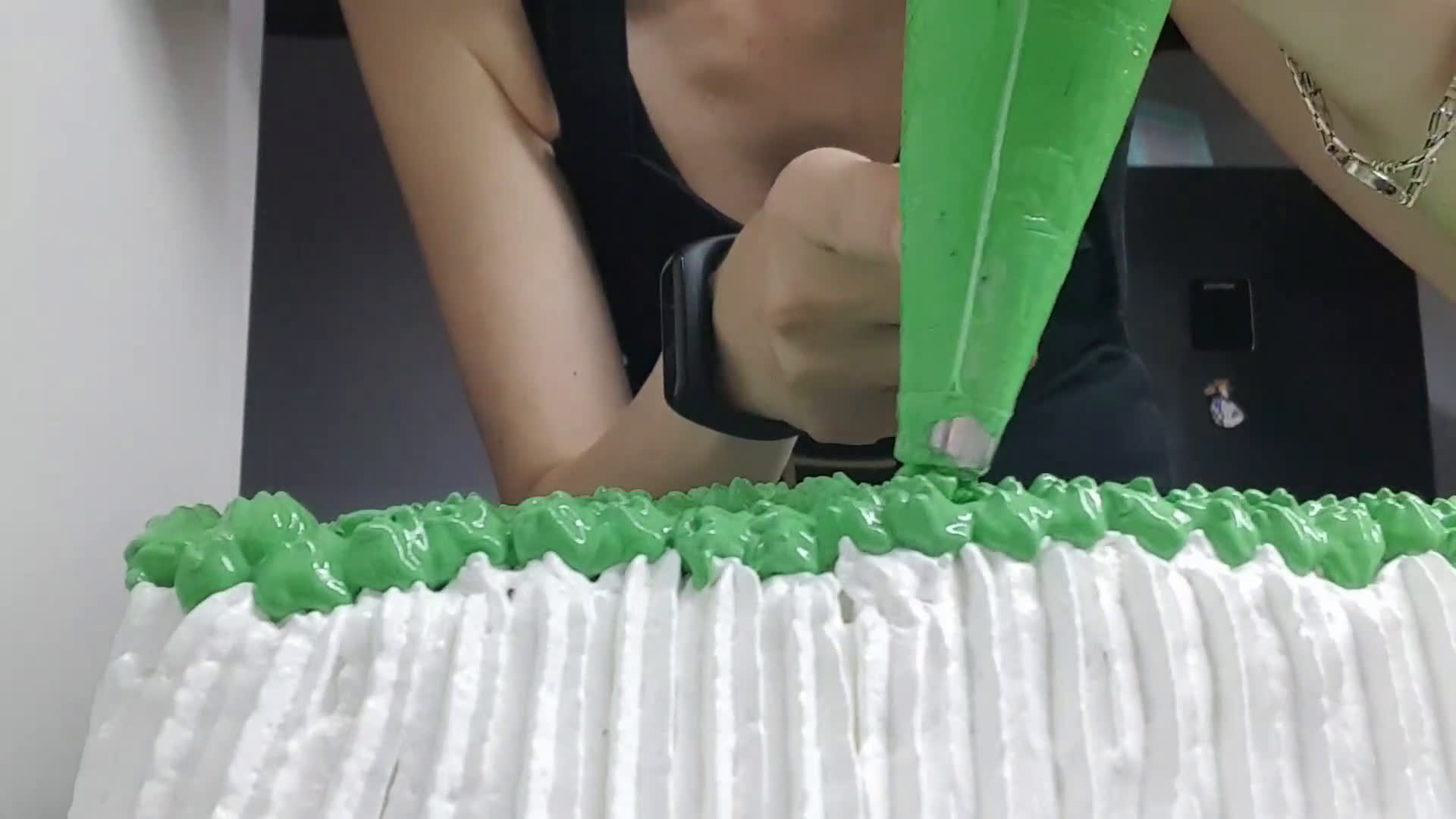Foto del paso 11 de la receta: Torta de cumple "Cancha de fútbol"