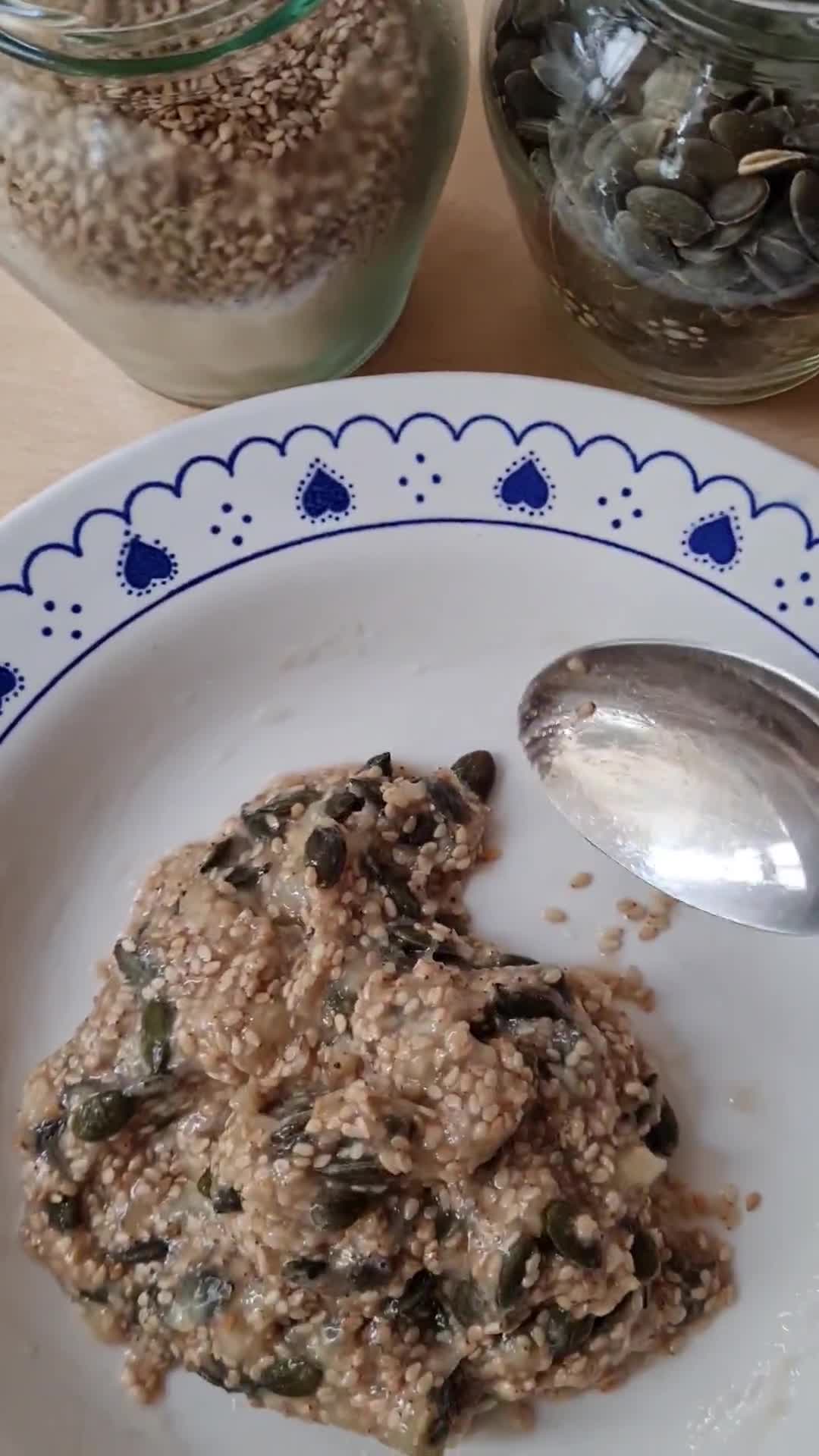 Foto del paso 3 de la receta: Galletas de semillas de sésamo y calabaza sin azúcar añadido 🌱 Iron-Rich Seeds Cookies by Rosalyn