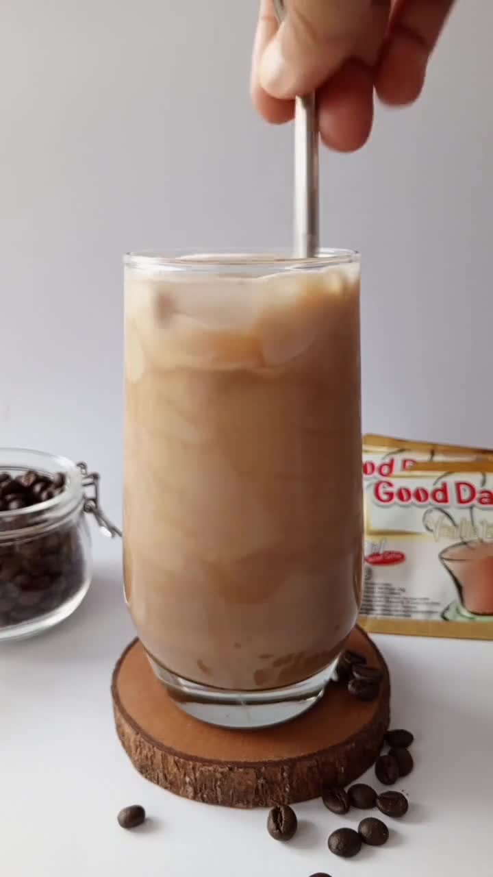 Foto langkah ke 4 dari resep Iced Vanilla Latte.