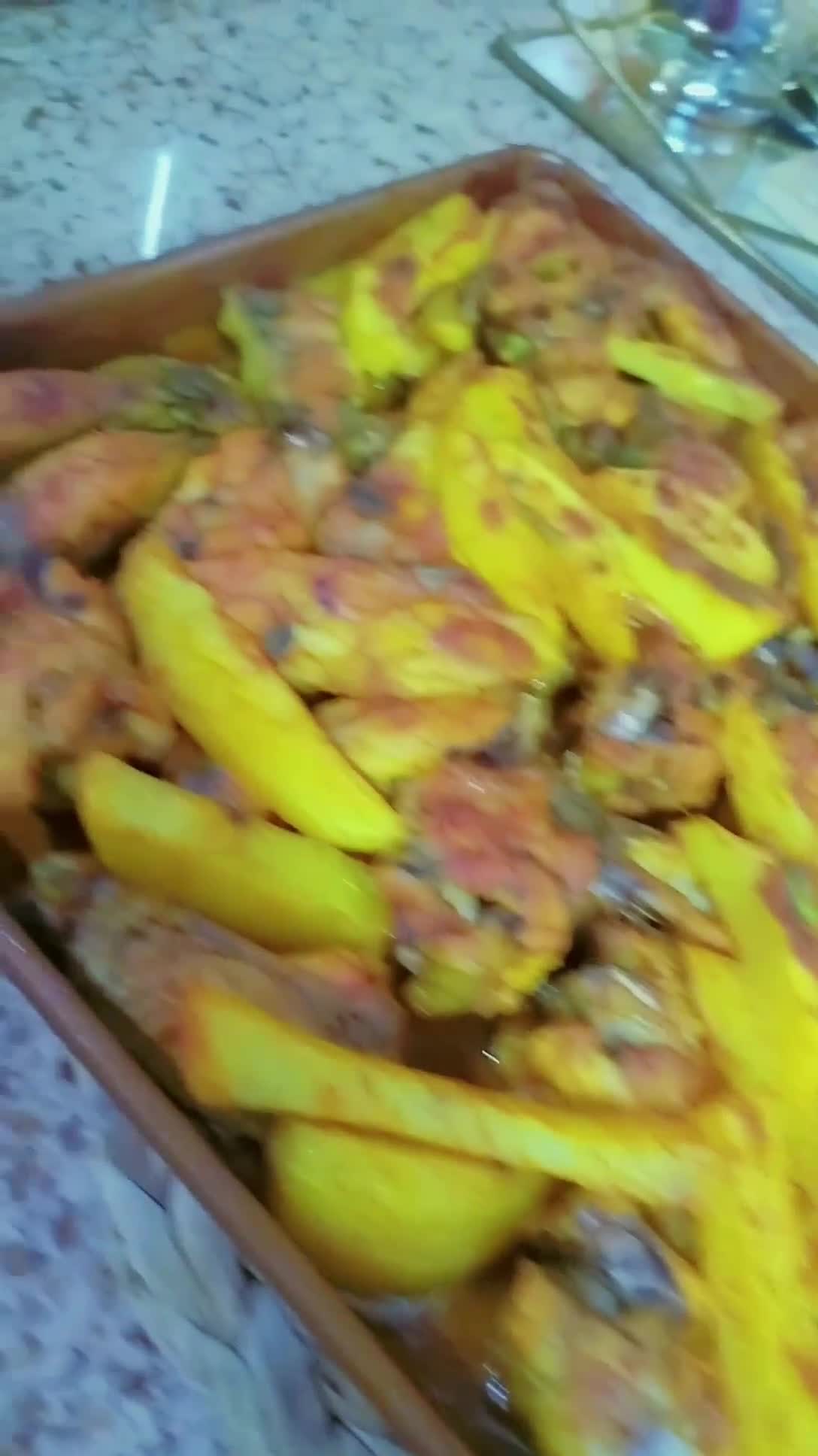 صورة لخطوة 1 من وصفة جنحان دجاج مع بطاطا