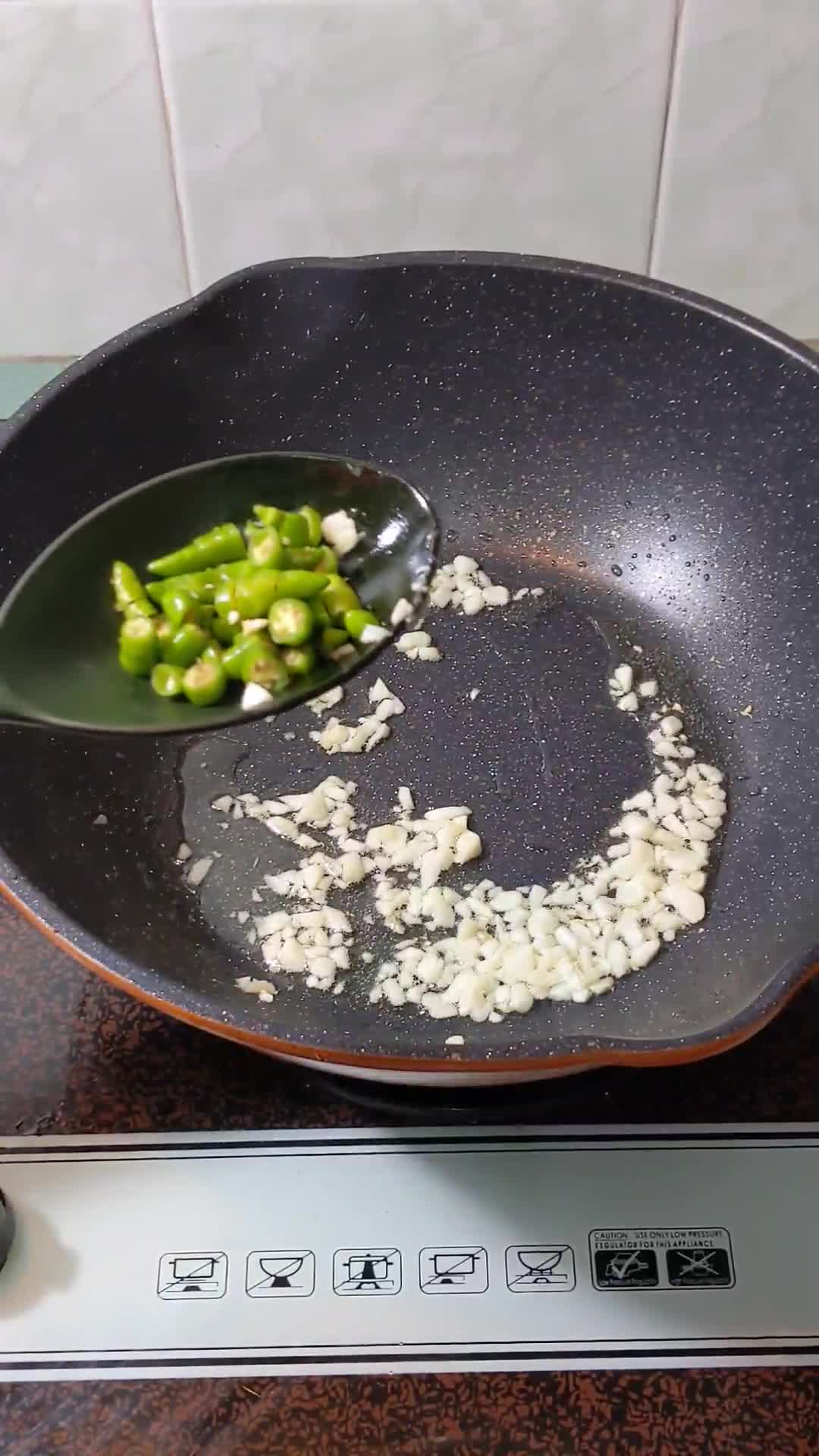 Gambar langkah 2 resipi Kepah Salted egg.