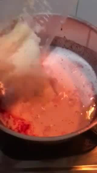 Foto langkah ke 7 dari resep Puding Lapis Strawberry.