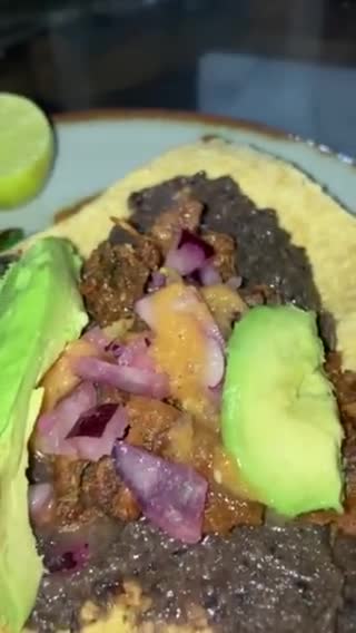 Foto del paso 4 de la receta: Tostadas con frijoles negros fritos en manteca de Puerco 🐷