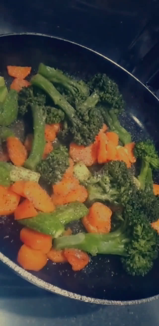 صورة لخطوة 2 من وصفة بروكلي🥦وجزر🥕🤷🏻‍♀️