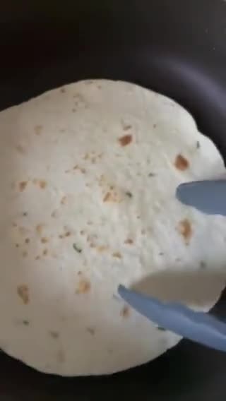 Gambar langkah 4 resipi Simple chicken tortilla wraps.