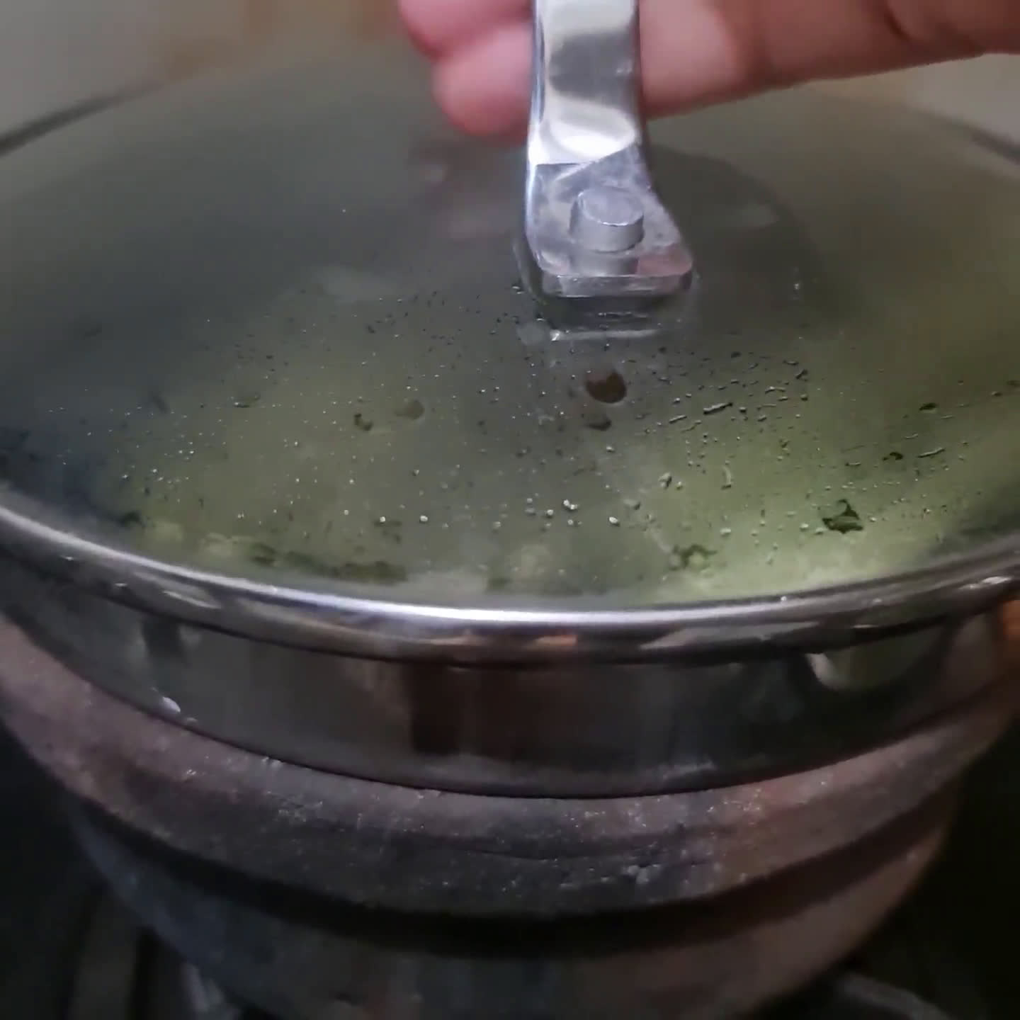 Foto langkah ke 3 dari resep Teh Sereh Daun Kelor dan Kayu Manis.