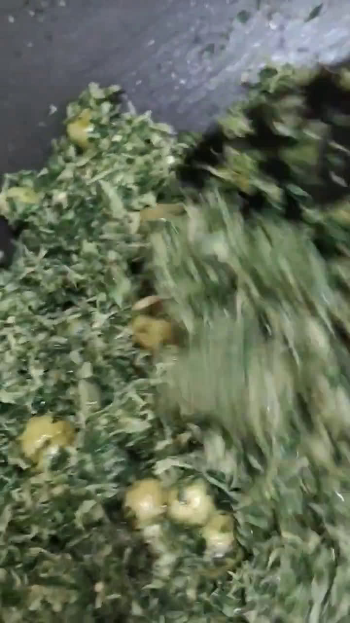 Foto langkah ke 3 dari resep Pelotuk Daun Ubi Tumbuk Khas Sanggau (KalBar).