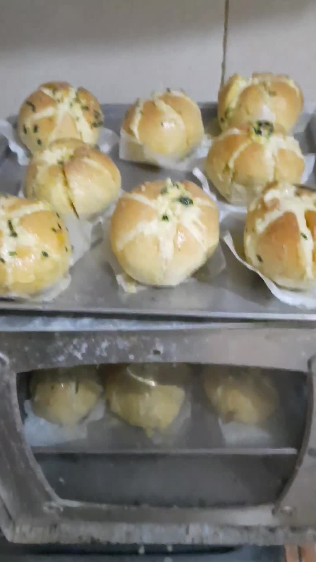 Foto langkah ke 6 dari resep Garlic cheese bread.