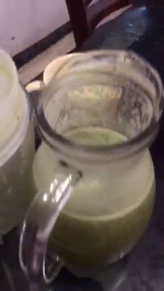 Foto langkah ke 3 dari resep Banana Wheatgrass Smoothie.
