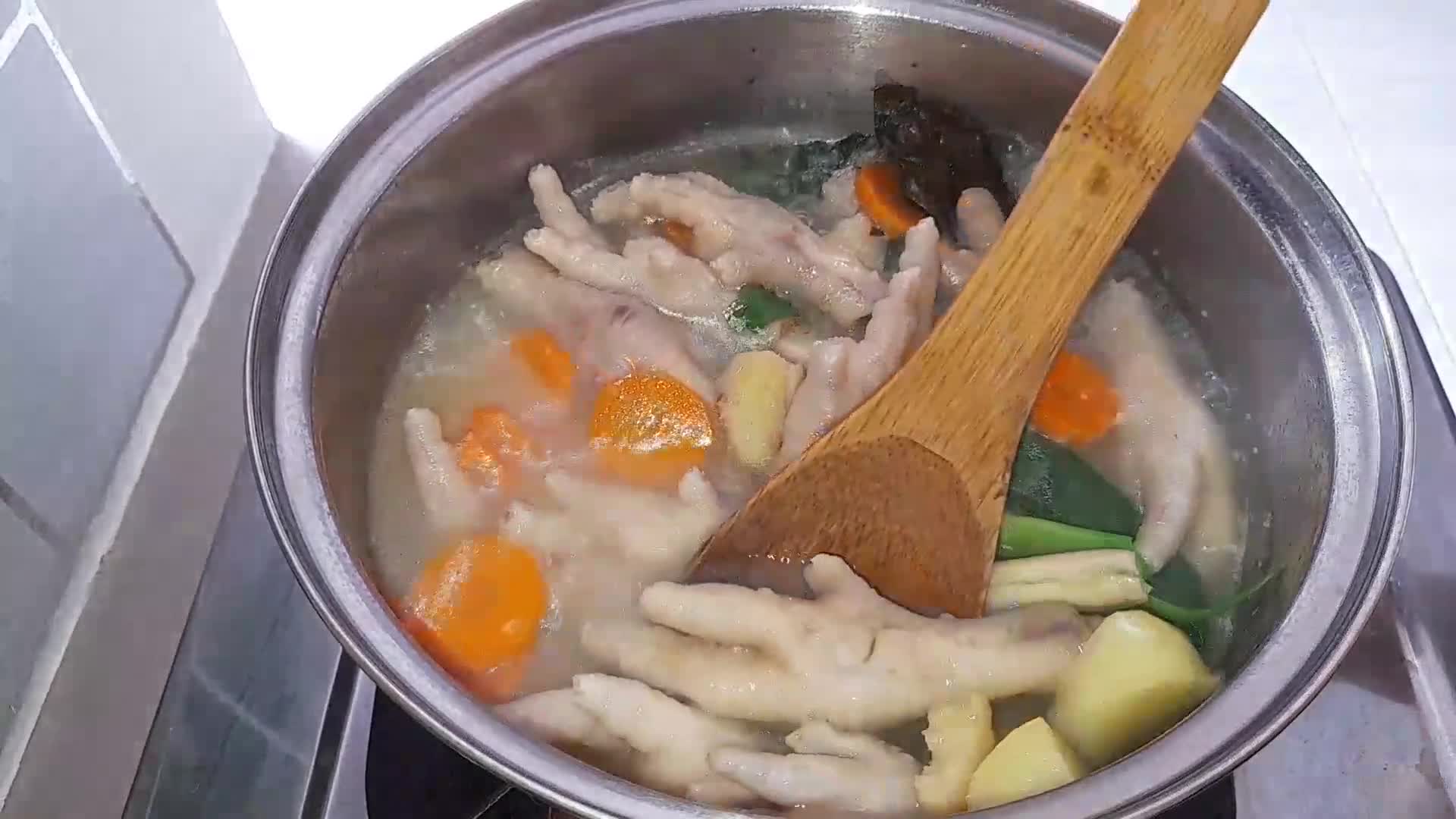 Foto langkah ke 8 dari resep Sup ceker ayam favorit keluarga.