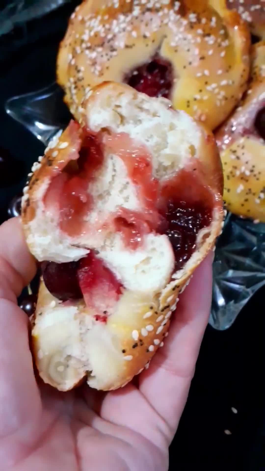 عکس مرحله 1 از دستور نان بریوش توت فرنگی و آلبالو