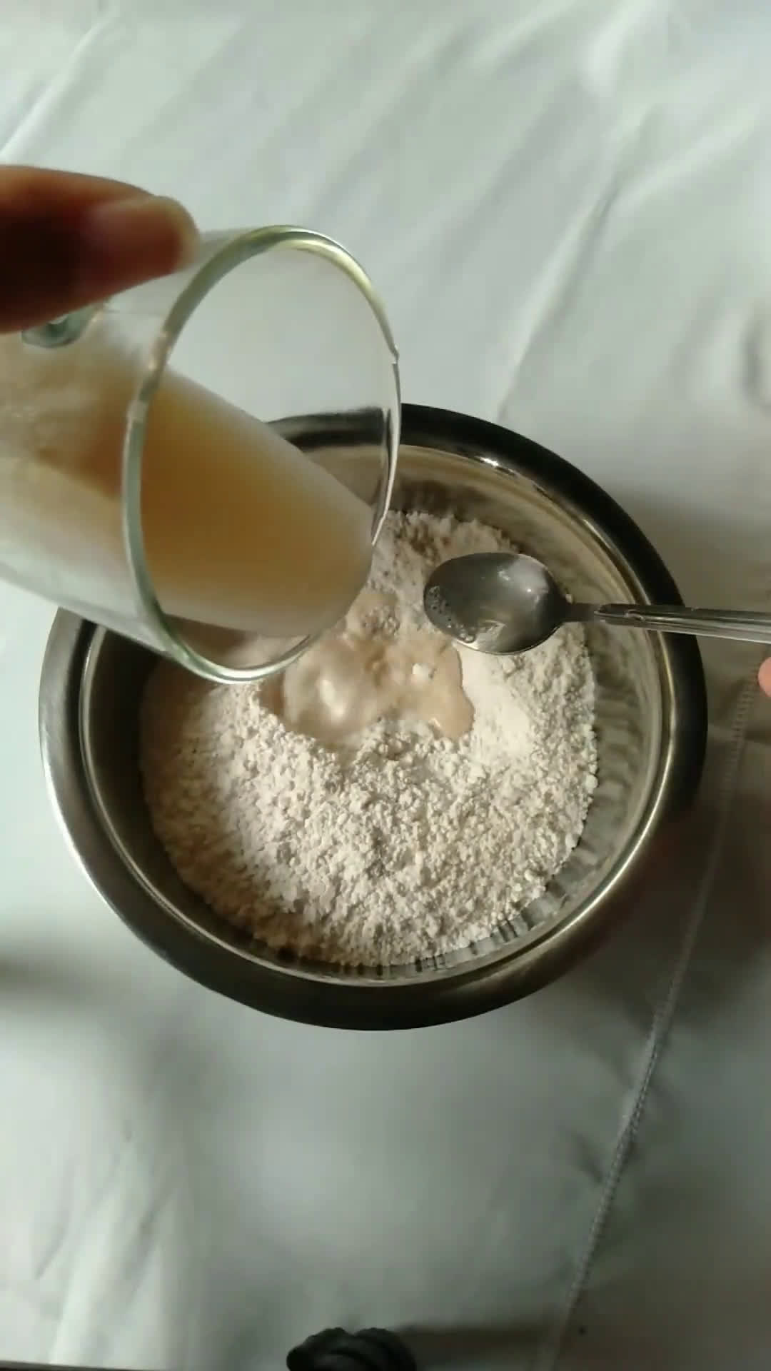 Foto langkah ke 4 dari resep Pizza Sosis Pakai Teflon.