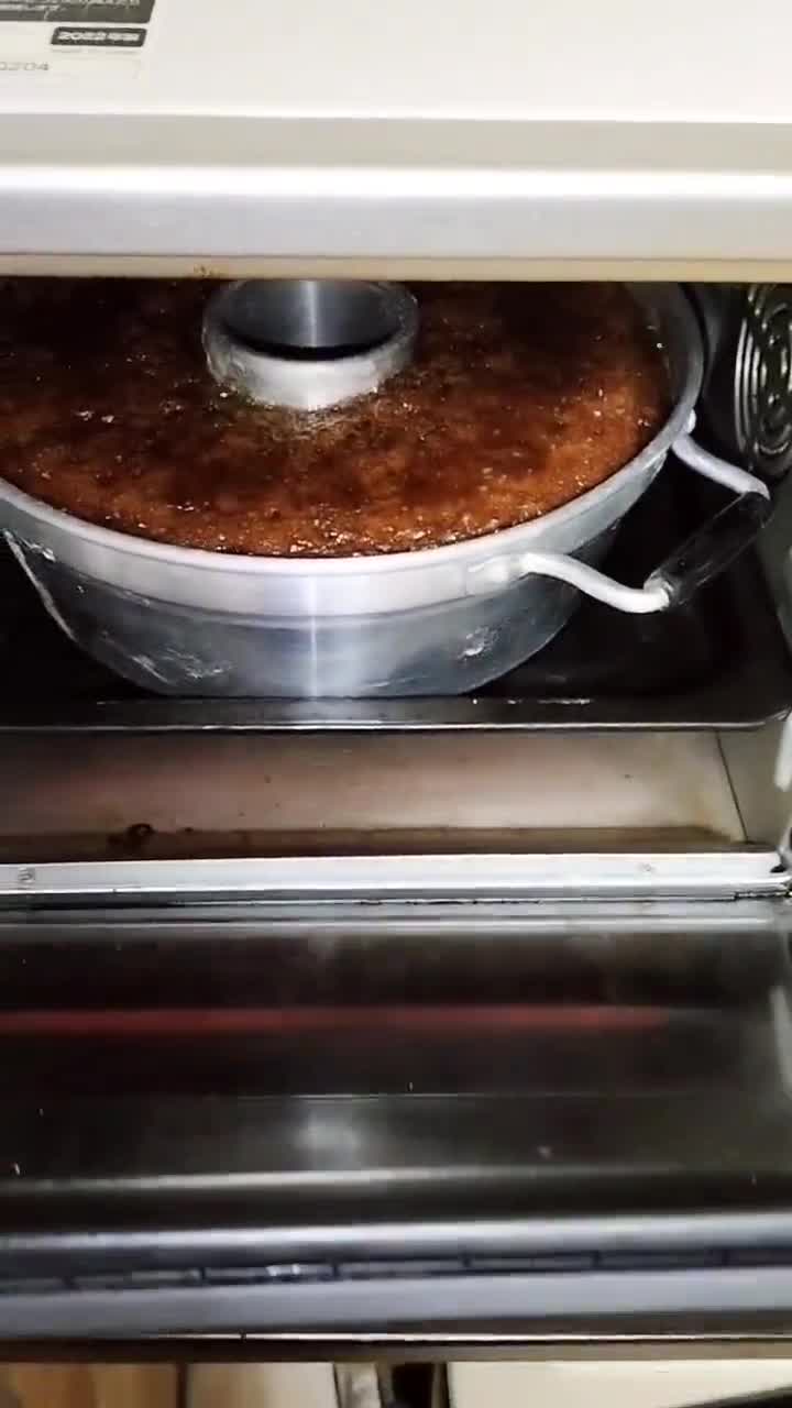 Foto langkah ke 4 dari resep Bolu caramel (sarang semut).
