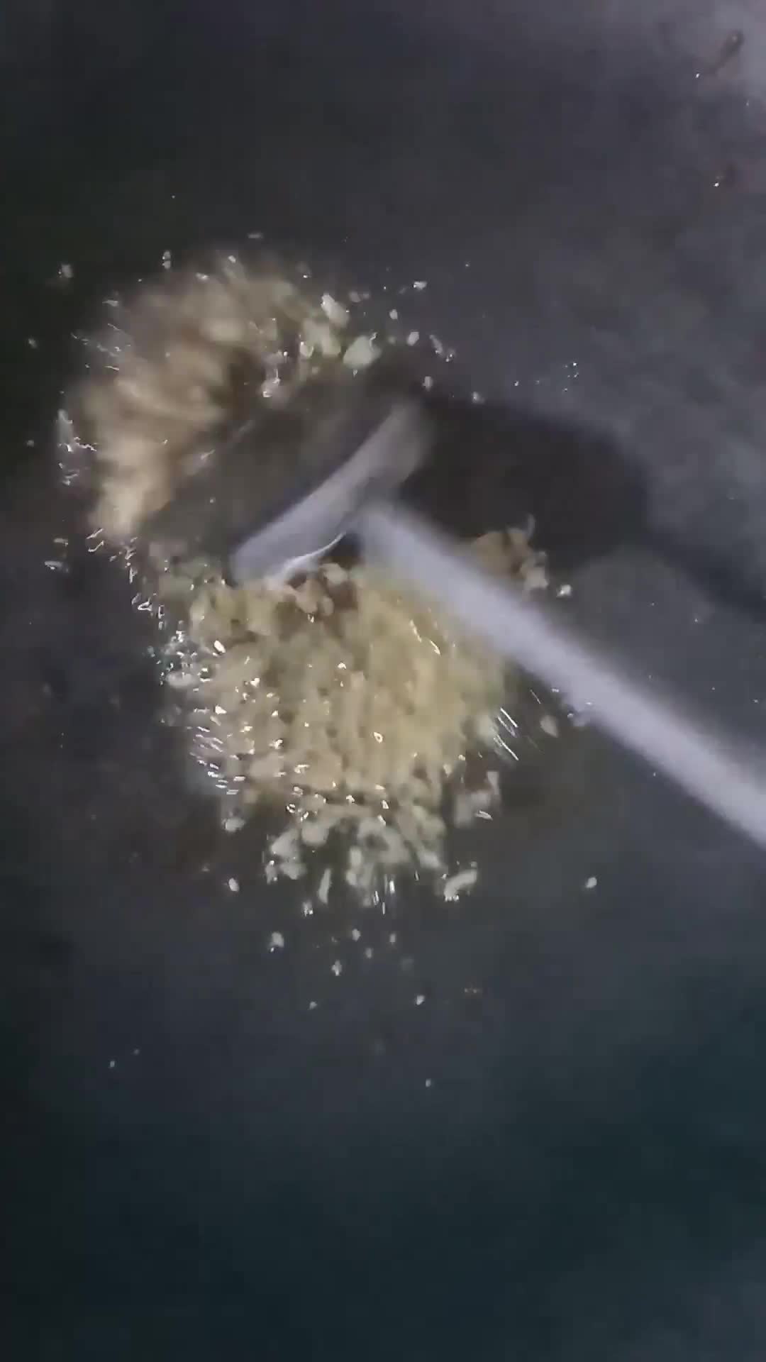 Foto langkah ke 3 dari resep Sayap Ayam Goreng Oseng Bawang.