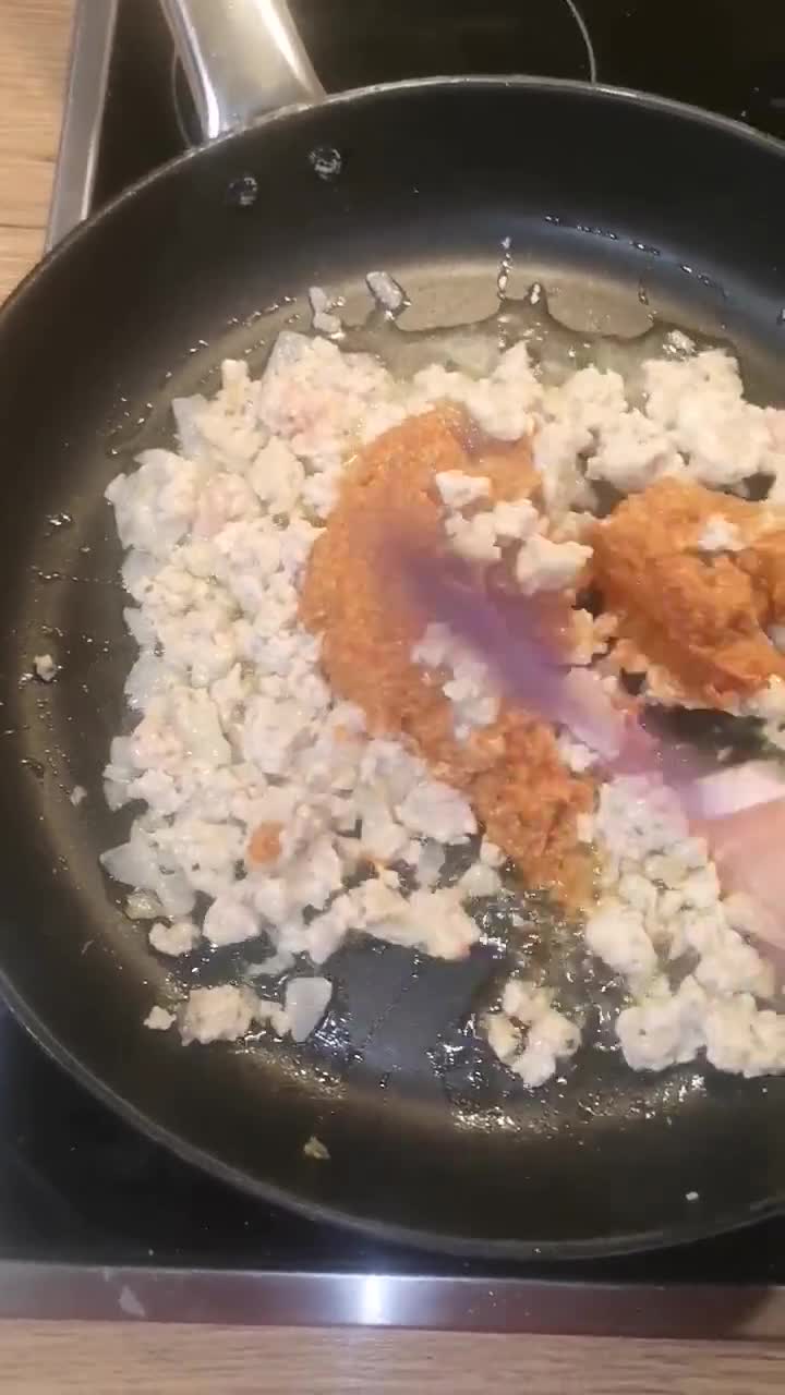 Foto del paso 3 de la receta: Pimientos rellenos de picada de cerdo y bechamel de queso