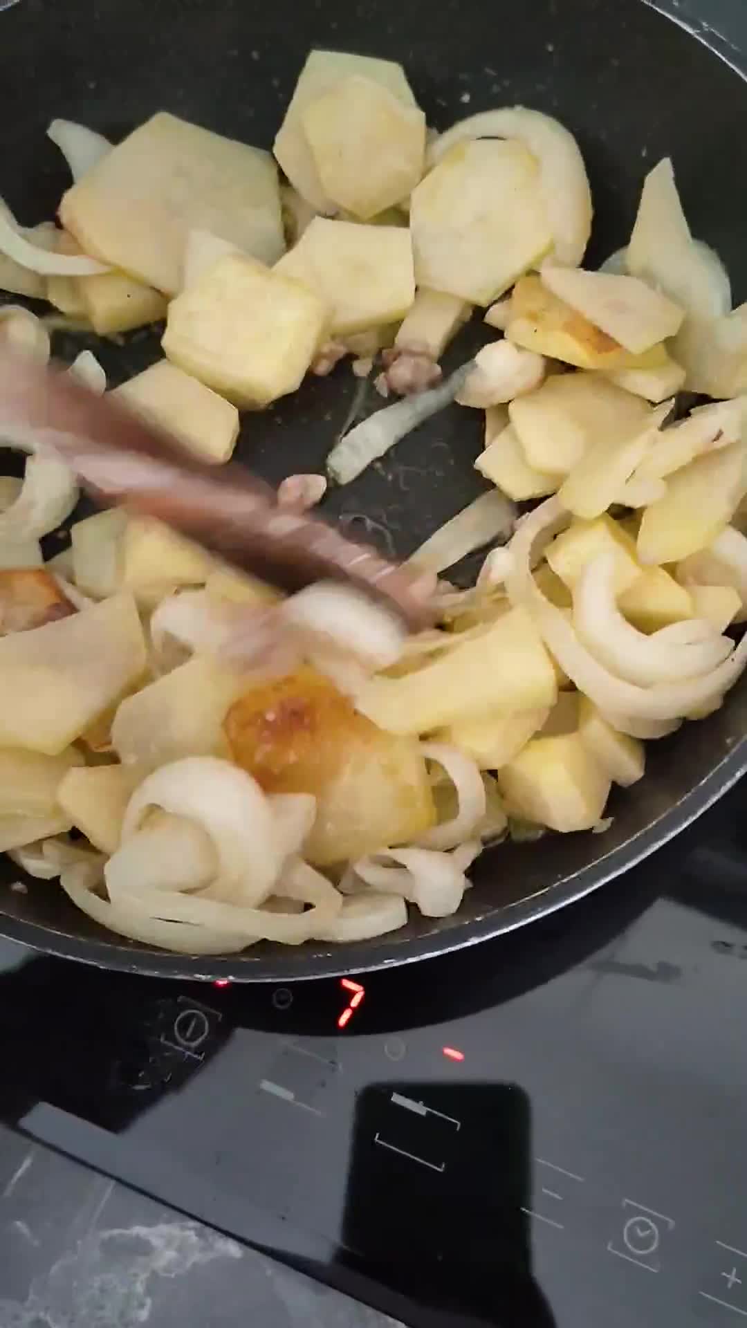 Foto del passaggio 7 della ricetta Focaccia con salsiccia,patate e cipolle 😋