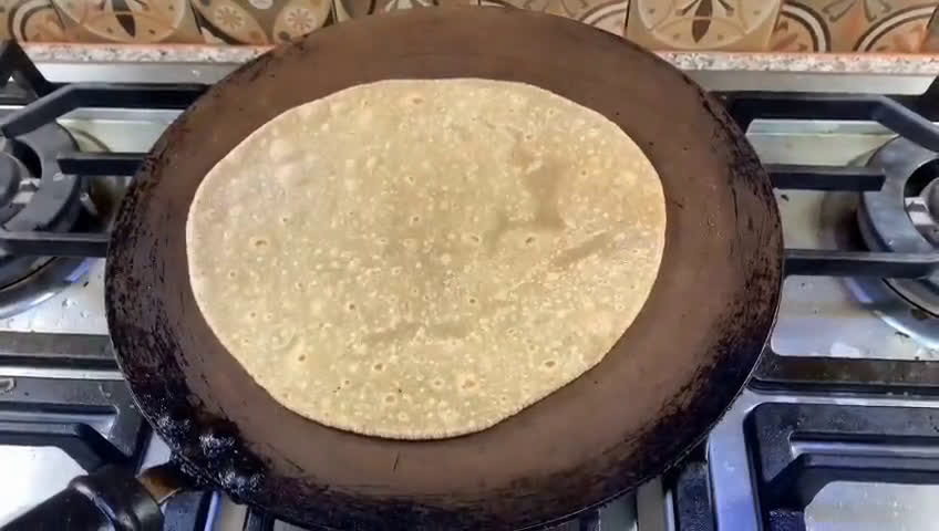 A picture of step 6 of Roti/Phulka.