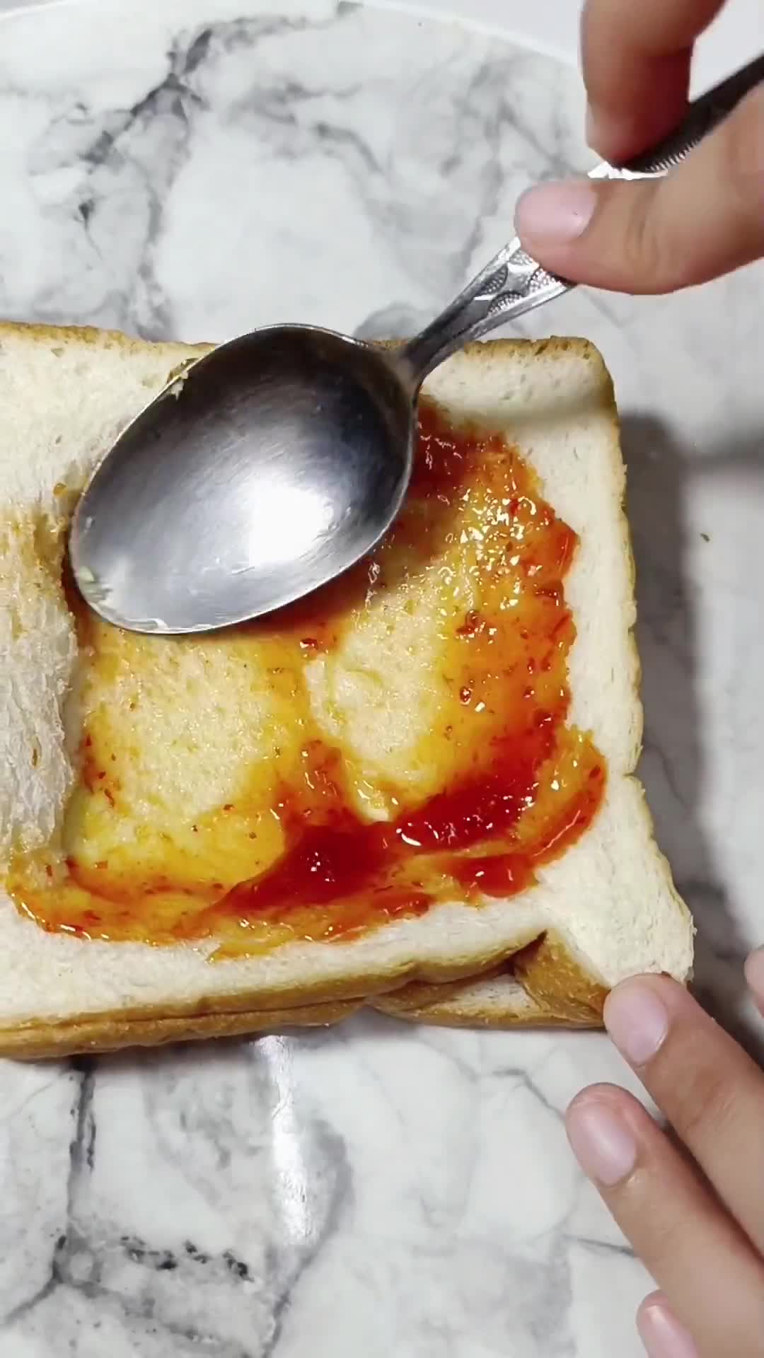 Gambar langkah 3 resipi Pizza Button Mushroom Toast.