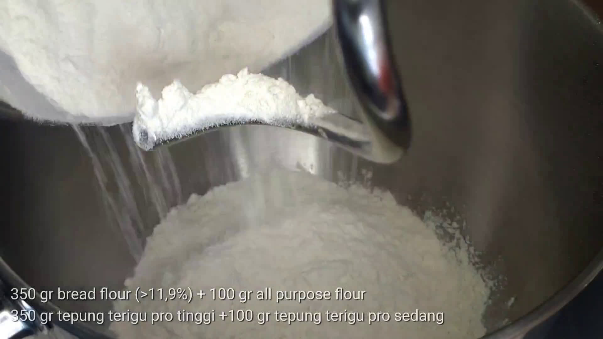 Foto langkah ke 1 dari resep Sausage Roll Bread.