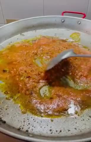Foto del paso 3 de la receta: Paella de calamar con alcachofas, ajos tiernos y trigueros 🦑 🥘