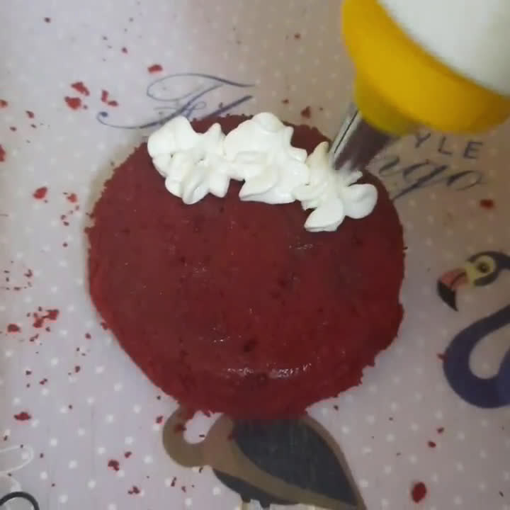 صورة لخطوة 10 من وصفة الكيكة المخملية الريد فيلفيت الشهية 🍰🍰