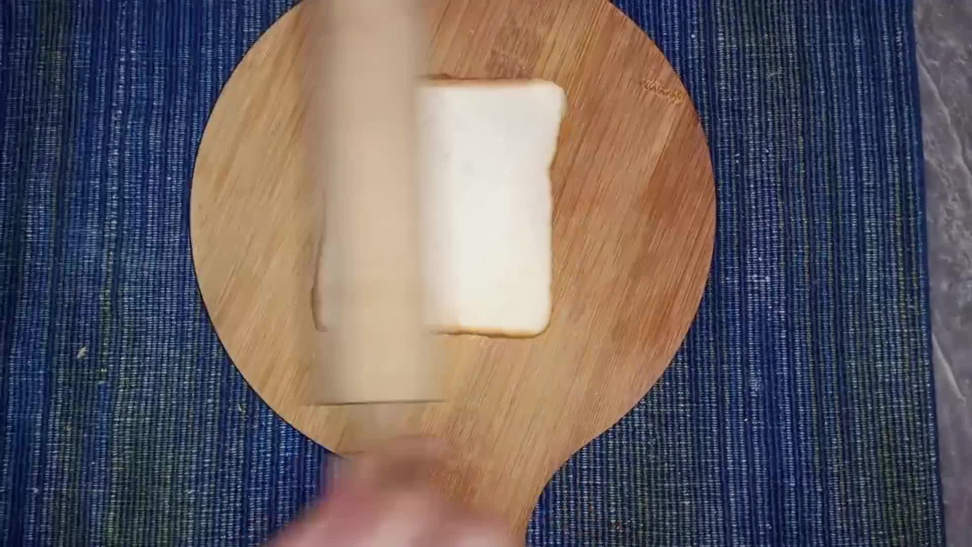 A picture of step 4 of Bread Pockets 🤤🥙.
