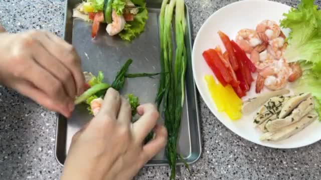Hình bước làm 2 của món Tôm cuốn ức gà rau củ