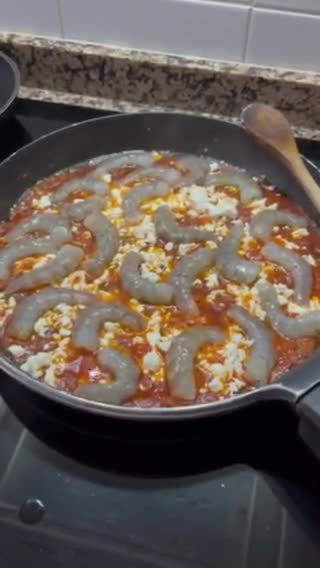 Foto del paso 4 de la receta: Langostinos estilo griego 🦐 🍅 🧅 🧀