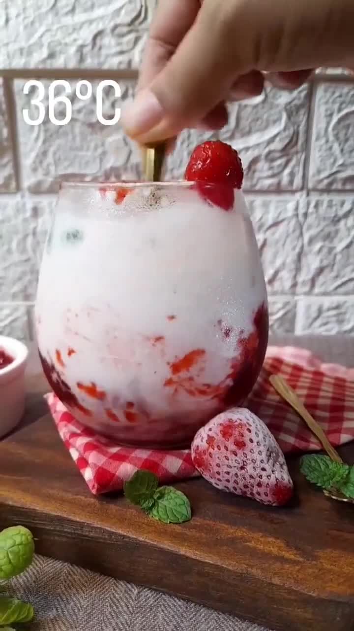 Foto langkah ke 3 dari resep Strawberry Milk 🍓.