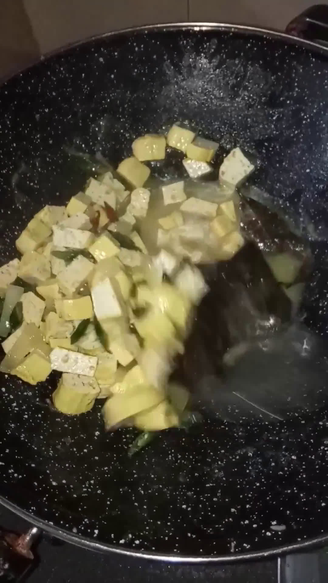 Foto langkah ke 2 dari resep Tumis Tahu Cabe Hijau.