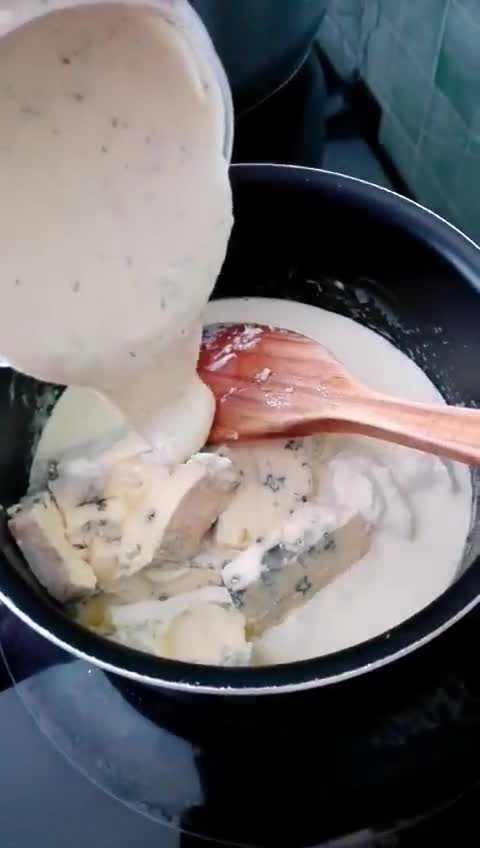 Foto del paso 4 de la receta: Espaguetis a los tres quesos con avellanas tostadas