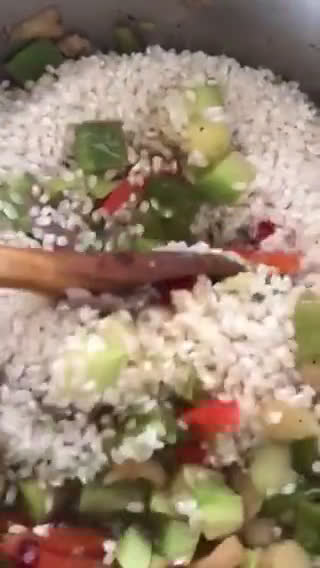 Foto del paso 9 de la receta: Arroz seco de verduras (calabacín, berenjena 🍆 pimientos 🫑...y pollo al ajillo