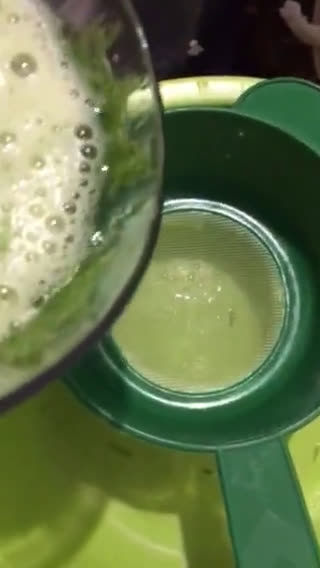 Foto langkah ke 1 dari resep Banana Wheatgrass Smoothie.