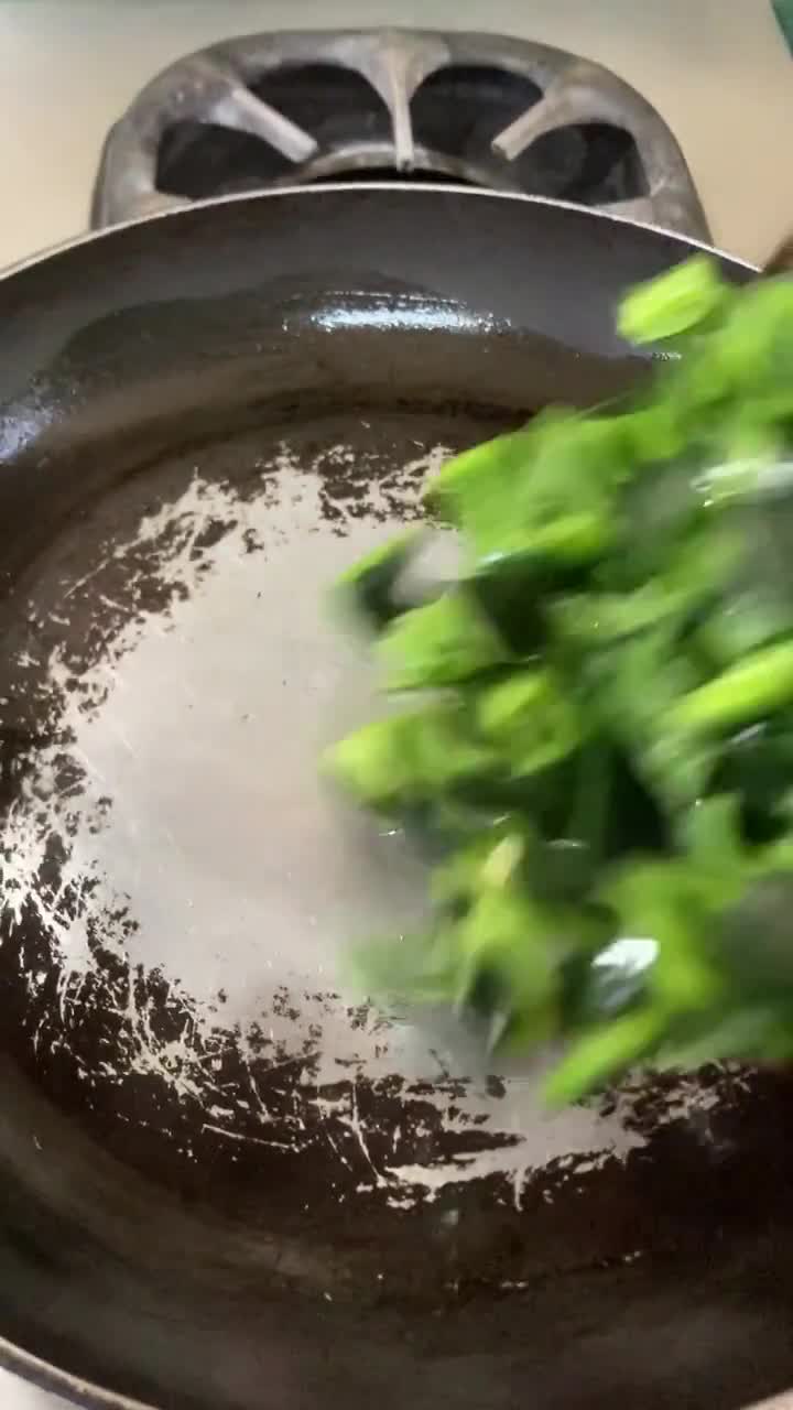 Foto del paso 2 de la receta: Chuleta de res con salsa de chile pasilla y pimiento verde